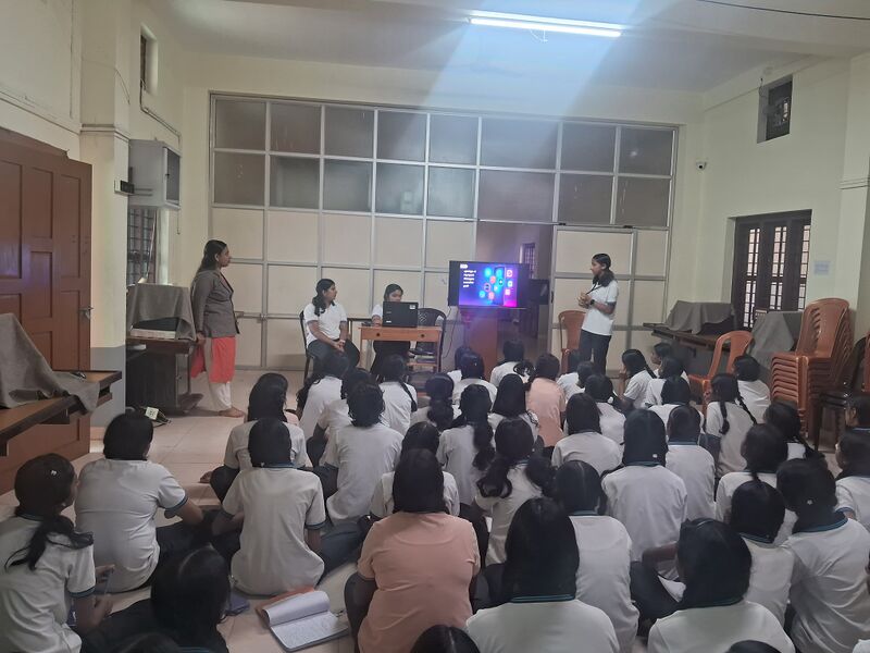 പ്രമാണം:23008-little kites AI CLASS107.jpg