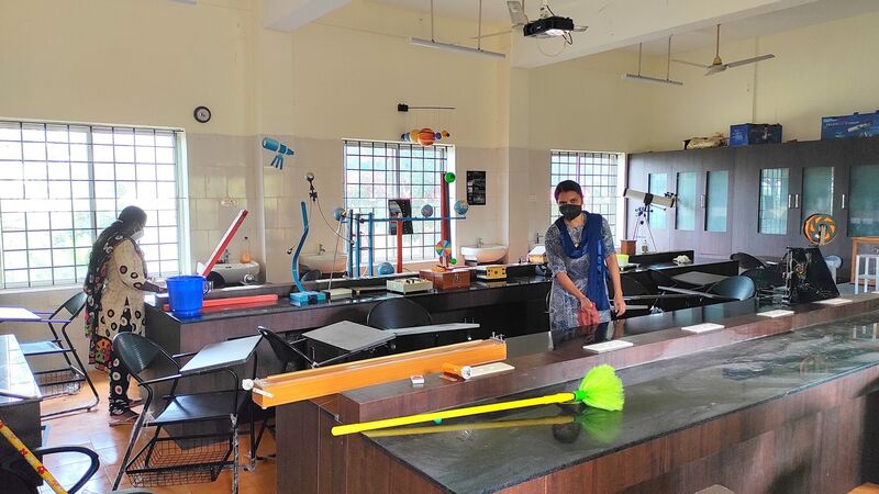 പ്രമാണം:Cleaning 7.resized.jpg