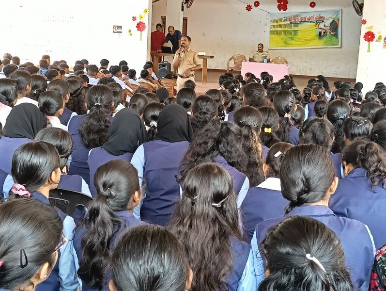 പ്രമാണം:12011 ghsspakkam roadsafty class.jpg