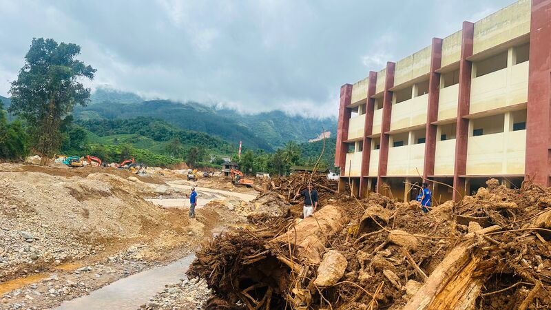 ഉരുൾപൊട്ടലിനുശേഷമുള്ള ചിത്രം - വെള്ളാർമല സ്കൂളും പരിസരവും