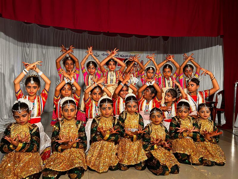 പ്രമാണം:18431 v zone fest team.jpg