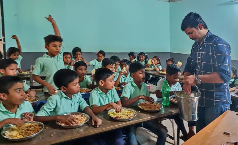 പ്രമാണം:19528 lunch.jpg