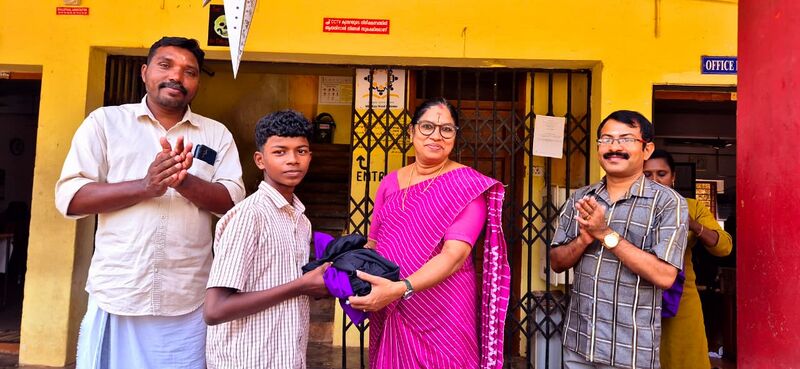 പ്രമാണം:22058-tsr-LITTLE KITES UNIFORM DISTRIBUTION.jpg