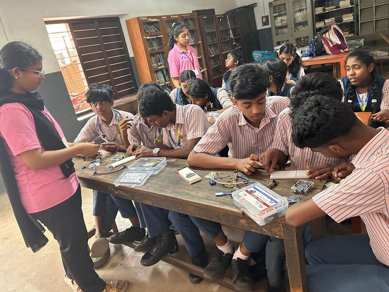 പ്രമാണം:43031 Robotics2.jpg