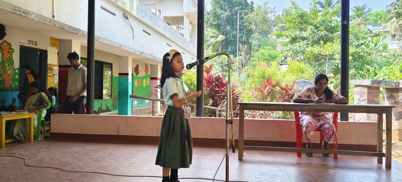 പ്രമാണം:44211 School kalosavam.jpg