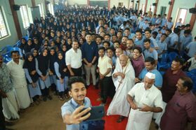 വിദ്യാർത്ഥികൾ മലപ്പുറം ജില്ലാ കലക്ടർ ജാഫർ മാലിക് ഐഎഎസ് നോടൊപ്പം