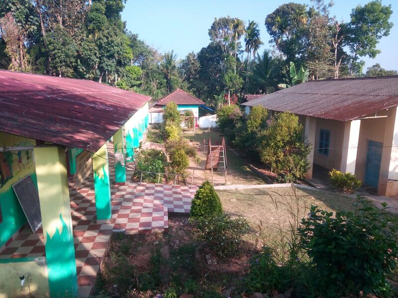 പ്രമാണം:15410 school photo.jpeg