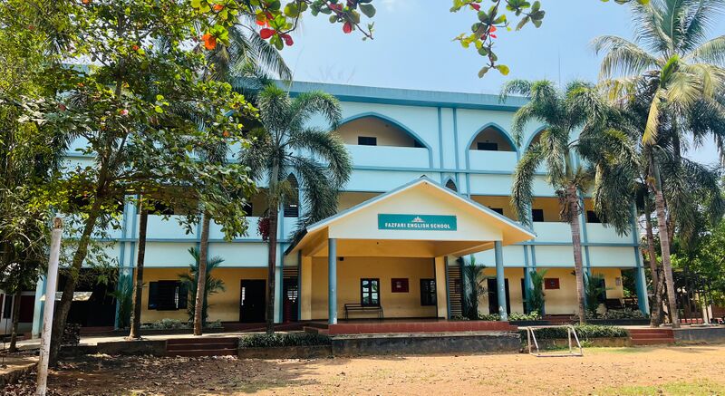 പ്രമാണം:18679 school photo.jpg