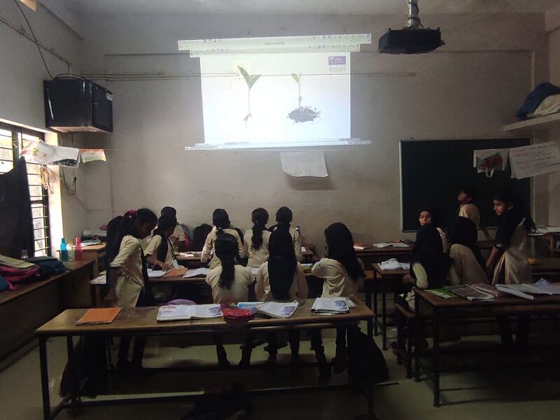പ്രമാണം:19824 hitech classroom.jpeg