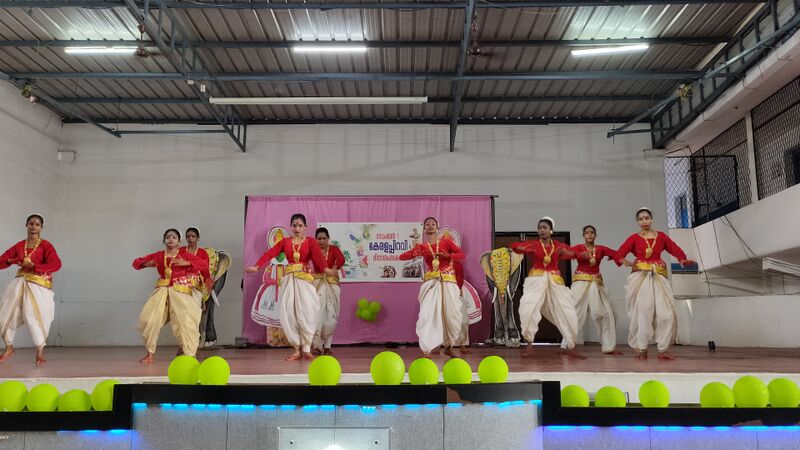 പ്രമാണം:21001 dance 1.jpg