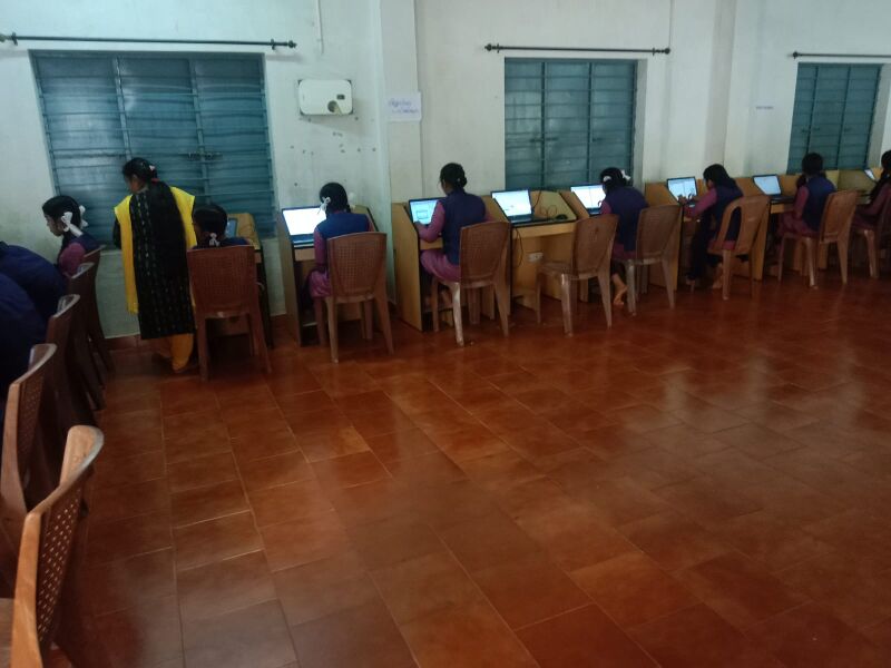 പ്രമാണം:24004 computer lab.jpeg