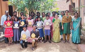 എൽ.എസ്.എസ് വിജയികൾ അധ്യാപകരോടൊപ്പം