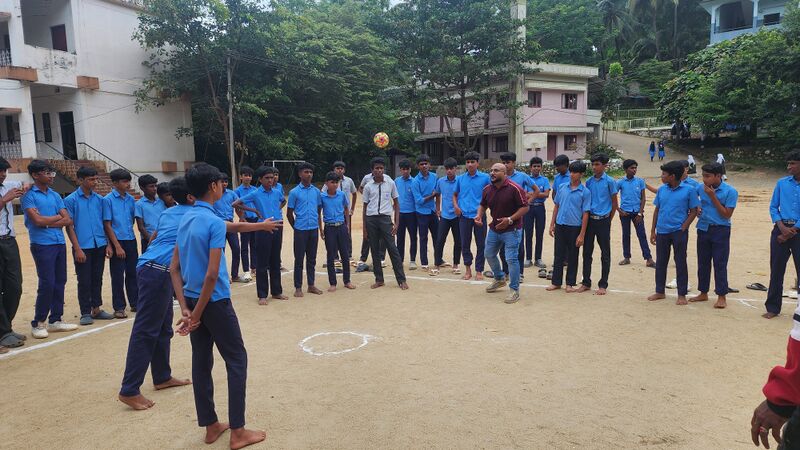 പ്രമാണം:47045-sepek takro4.jpg