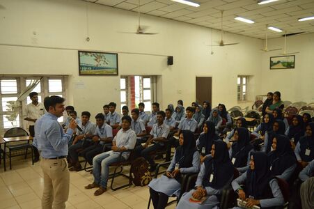 ആസ്പയർ വിദ്യാർത്ഥികൾ മുൻ മലപ്പുറം ജില്ലാ കളക്ടർ അമിത് മീണ ഐ.എ.എസിനോടൊപ്പം