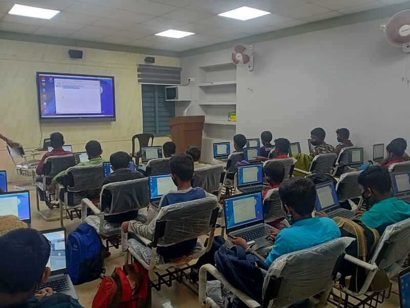 പ്രമാണം:Smart classroom 15062.jpeg