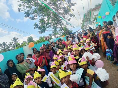 സ്കൂളിലേക്ക് പുതിയ കൂട്ടുകാരെ സ്വീകരിക്കുന്നു.