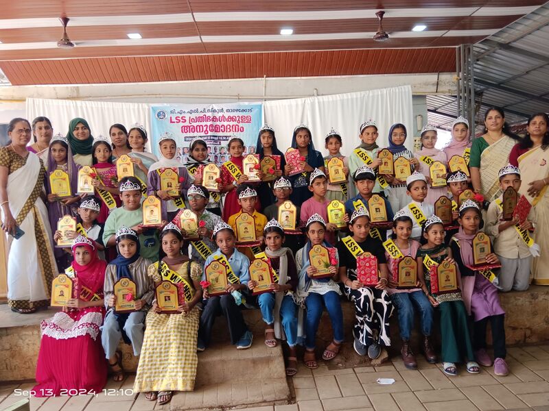 പ്രമാണം:18737 GMLPS THAZHEKKODE LSS WINNERS.jpg