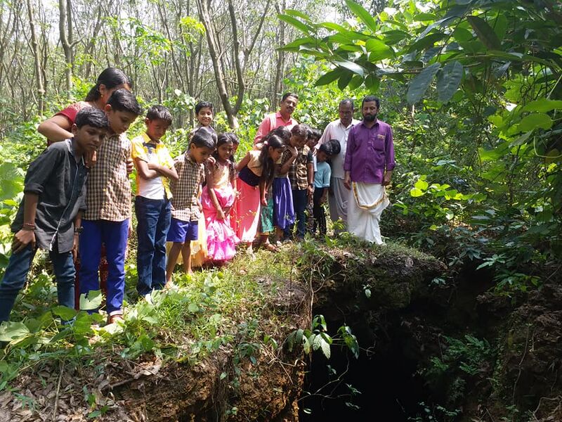 പ്രമാണം:20346 ayirumadakal.jpg