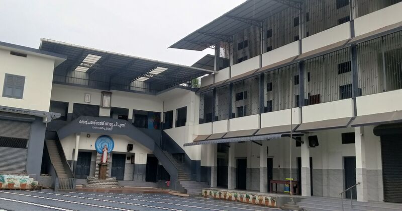 പ്രമാണം:22267 STPIUS XTH CUPS VARANDARAPPILLY.jpg