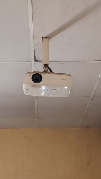 പ്രമാണം:36042mssprojectorhitechclass.jpg