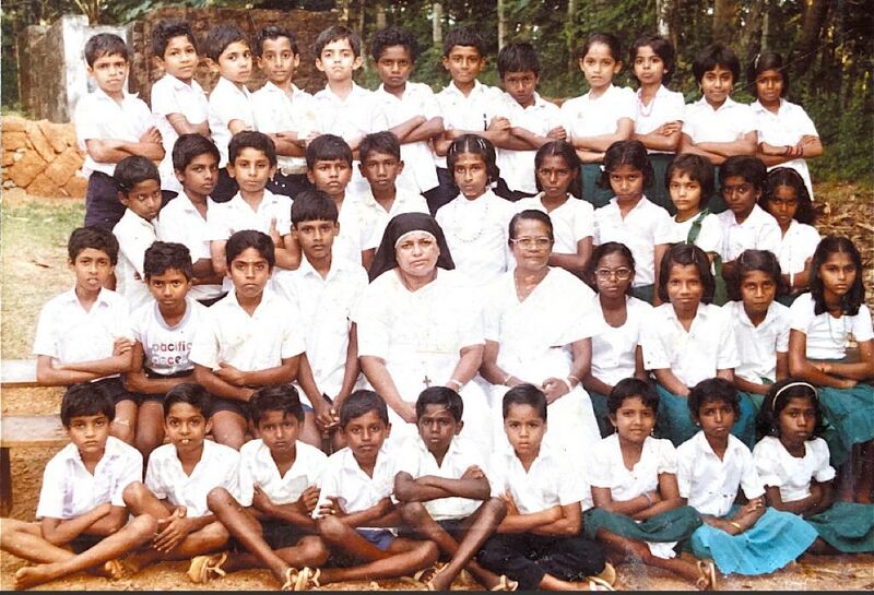 പ്രമാണം:37342 old students.jpg