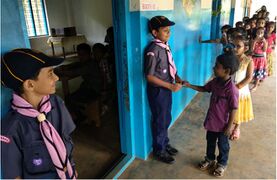 ഐ.ഡി കാർഡ്‌ സുരക്ഷാ ഉദ്യോഗസ്ഥൻ പരിശോധിക്കുന്നു.