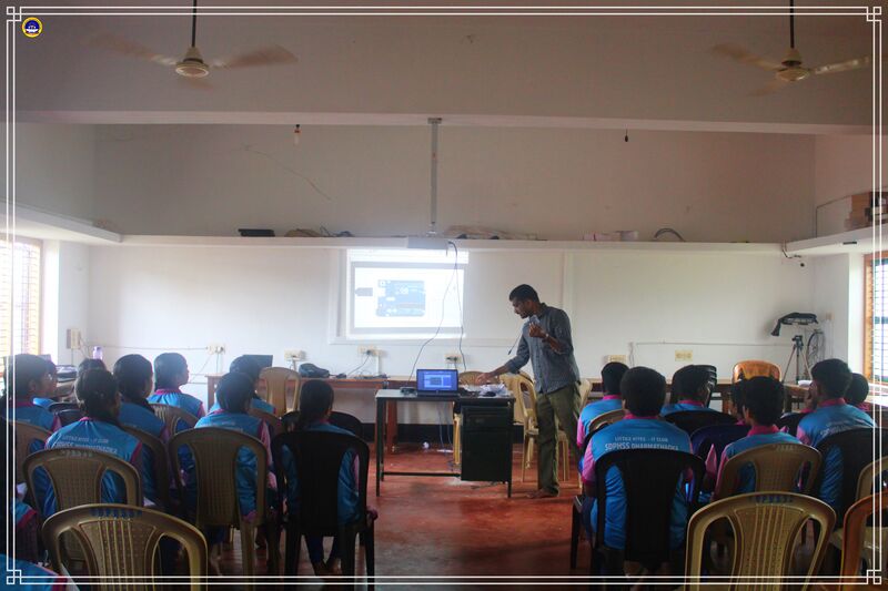 പ്രമാണം:11051 ELETRONICSCLASS.jpg