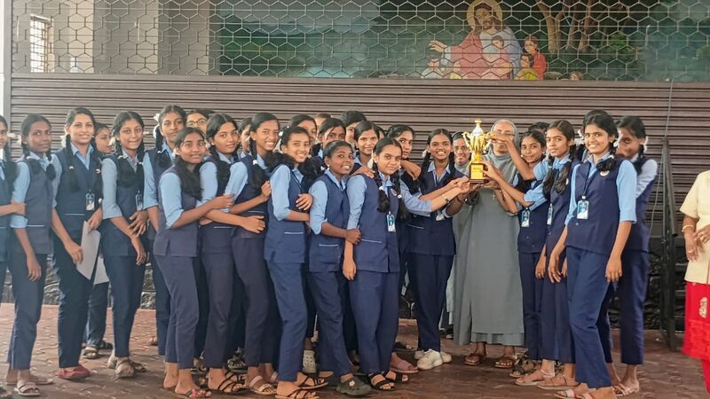 പ്രമാണം:22053 guiding.jpg