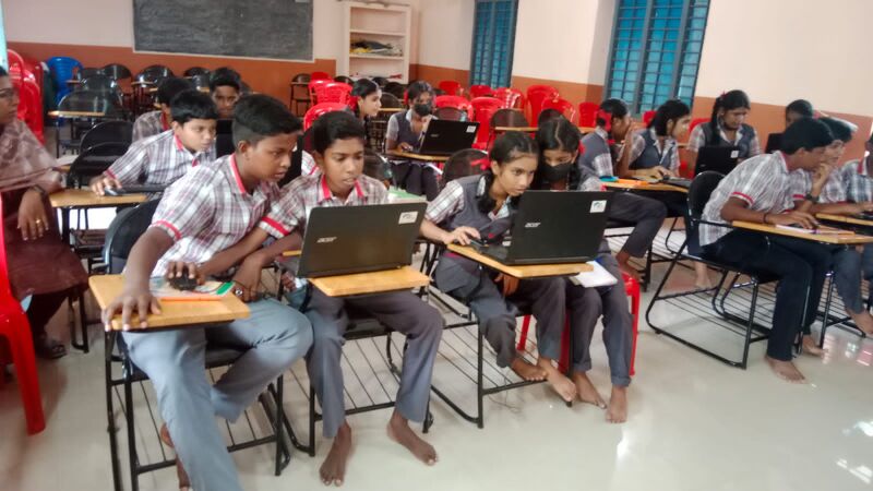 പ്രമാണം:26006 little kites preli .jpg