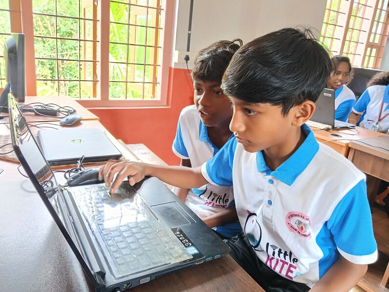 പ്രമാണം:33026 LITTLE KITES.jpg