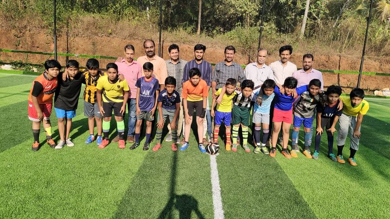 പ്രമാണം:47061 FOOTBALLUP.jpeg