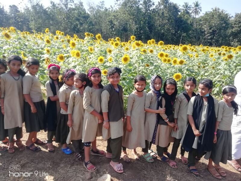 പ്രമാണം:48470 school study tour.jpeg