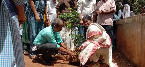 കൃഷി ഓഫീസർ സുദിഷ്ണയുടെ നേതൃത്വത്തിൽഫലവൃക്ഷതൈകൾ നട്ടുപിടിപ്പിക്കുന്നു