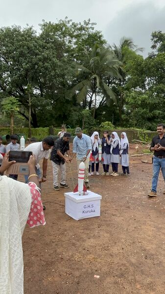 പ്രമാണം:19868-Moon day-water rocket1.jpg