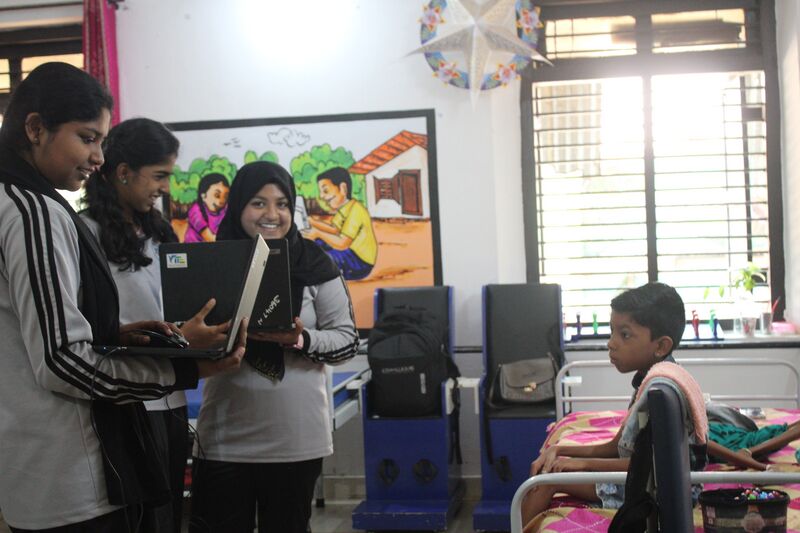 പ്രമാണം:36047 COM TRAINING WITH IED.jpg