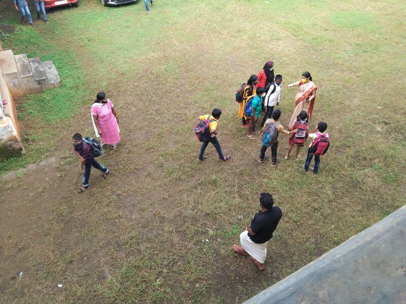 പ്രമാണം:കുട്ടികൾക്കുള്ള നിർദ്ദേശങ്ങൾ നൽകുന്നു.jpg