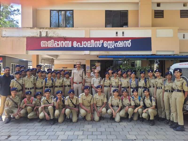 പ്രമാണം:13081 spc police station visit.jpg