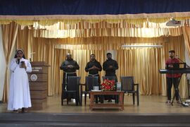 ഹെഡ്മിസ്ട്രസ് സി.മെറിൻ സി.എം.സി പുരോഹിതരെ പരിചയപ്പെടുത്തുന്നു