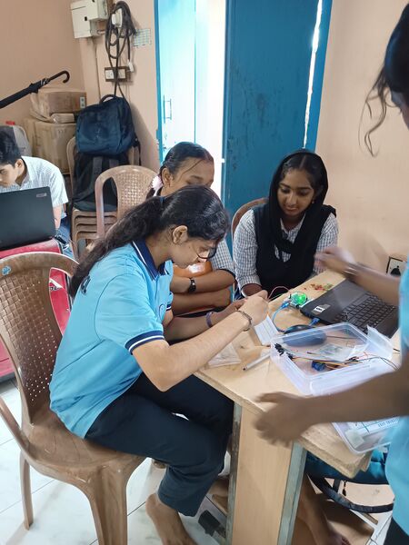 പ്രമാണം:32025 freedomfest2025 Robotics Training2.jpg