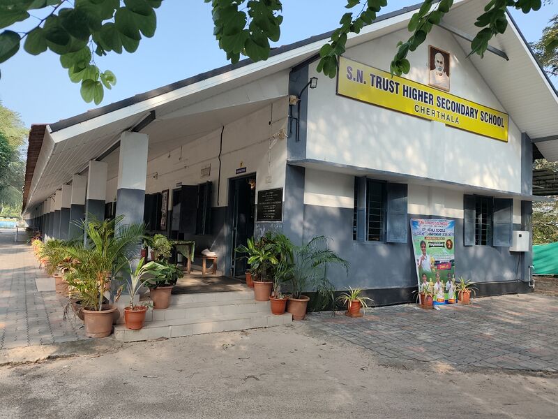 പ്രമാണം:34047 School Photo 1,jpg.jpg