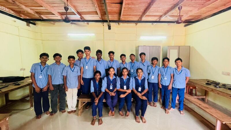 പ്രമാണം:Little Kites tmvmhs.jpg