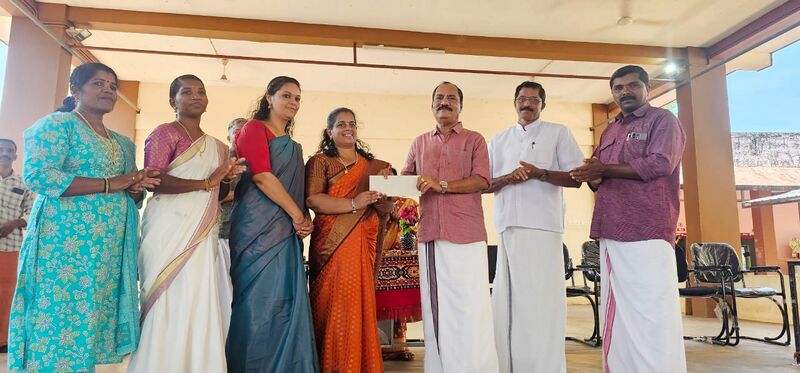 പ്രമാണം:12072 pravesanothsavam.jpg