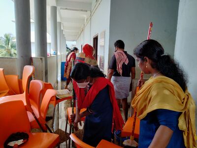 തിരികെ സ്കൂളിലേക്ക്-അധ്യാപകരും രക്ഷിതാക്കളും സ്കൂൾ ശുചീകരിക്കുന്നു.