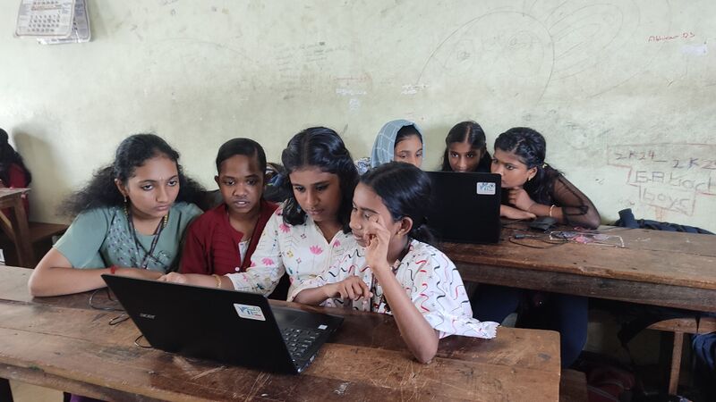 പ്രമാണം:42062 Ecube demonstration.jpg