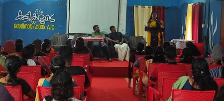 ഡോ.ബീന ക്ലാസ് നയിക്കുന്നു