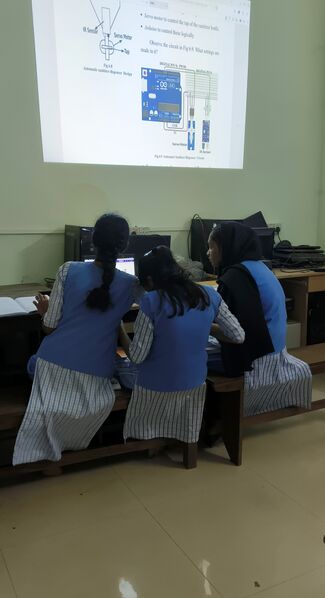 പ്രമാണം:DRC TVM Robotics training std10.jpg