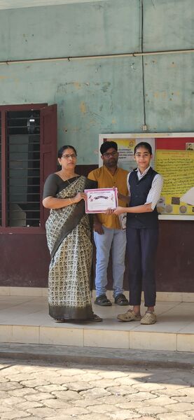 പ്രമാണം:NithyaKVhm awarding prize17100.jpeg