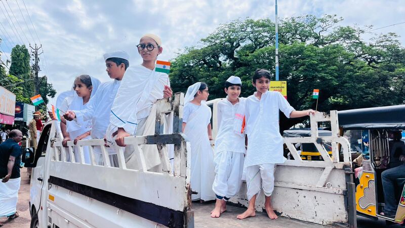 പ്രമാണം:13379-rally with tablou.jpeg