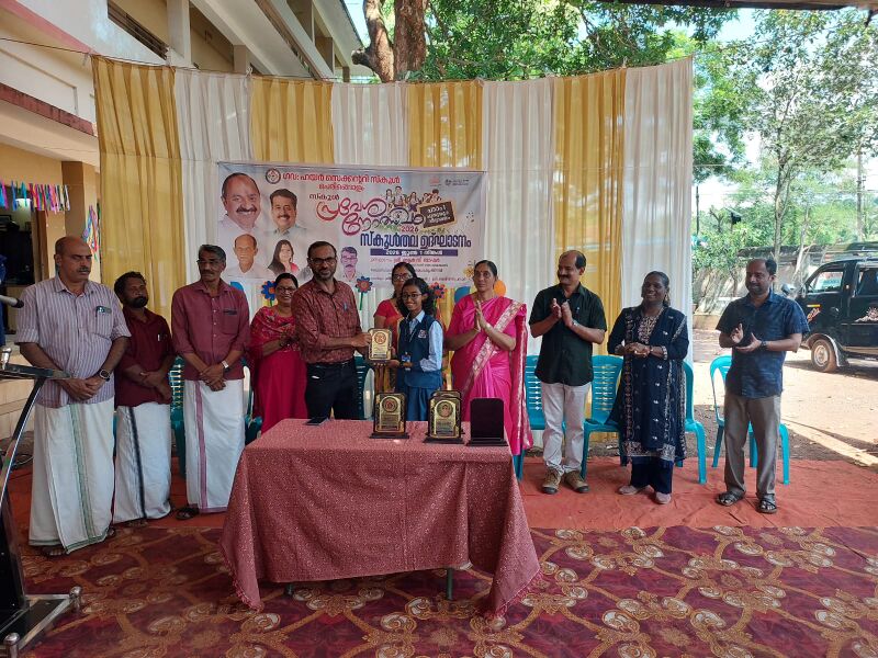 പ്രമാണം:17062 pravesanothsavam5.jpg