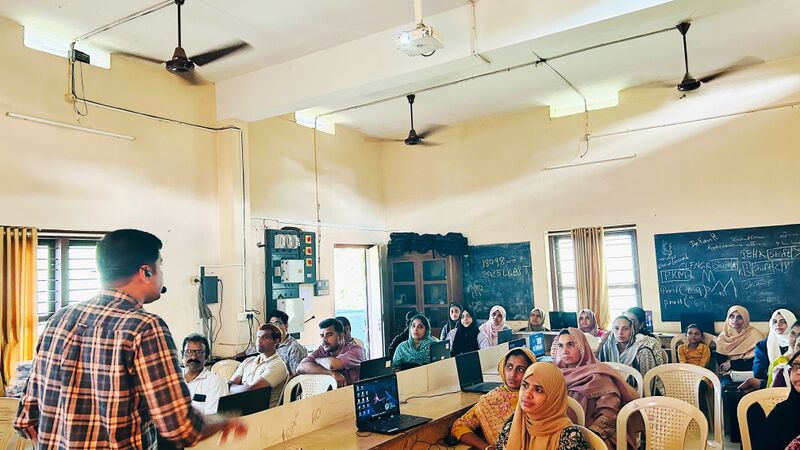 പ്രമാണം:18098 parents class.jpg